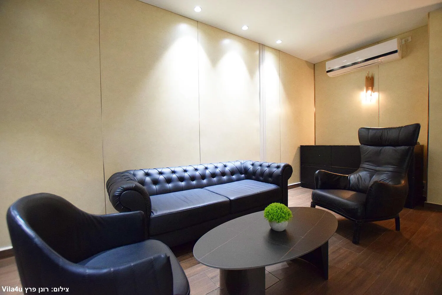 סוויטת רויאל דלקס — ג'קוזי וסלון — Royal Hotel ראשון לציון, תמונה 13