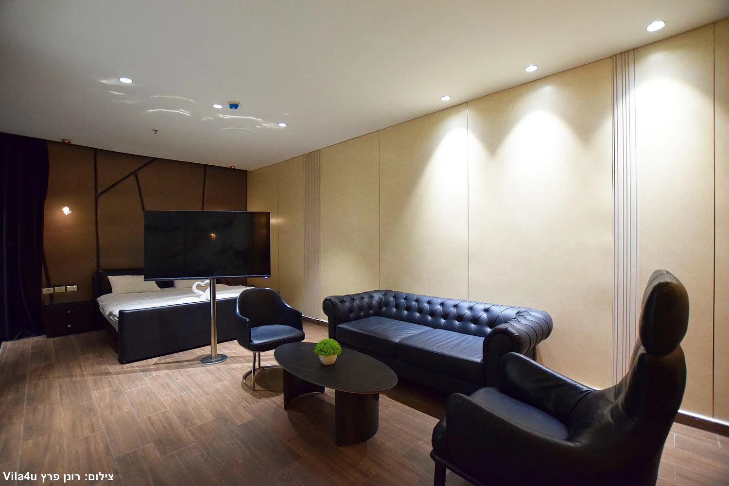 סוויטת רויאל דלקס — ג'קוזי וסלון — Royal Hotel ראשון לציון, תמונה 17