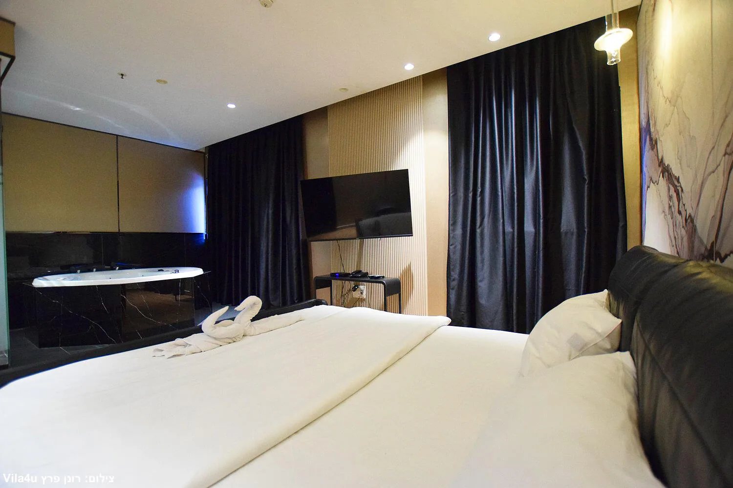 סוויטת רויאל דלקס — ג'קוזי וסלון — Royal Hotel ראשון לציון, תמונה 18